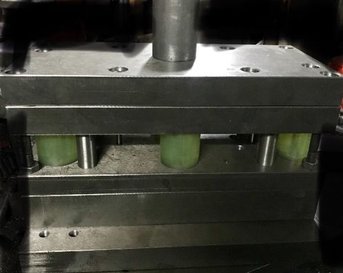 我想问一下这套冲压模具要多少钱