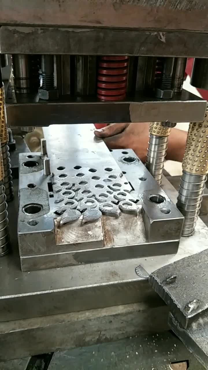 连续模具,一次出4排,看看这样设计合不合理,